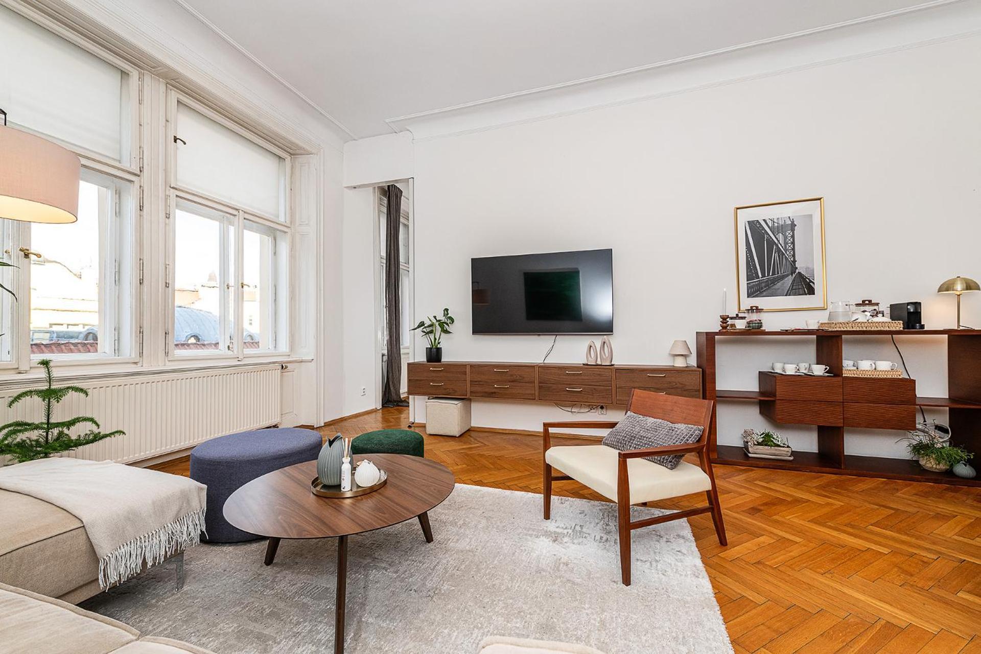 Spacious Two-bedroom In Old Town Praga