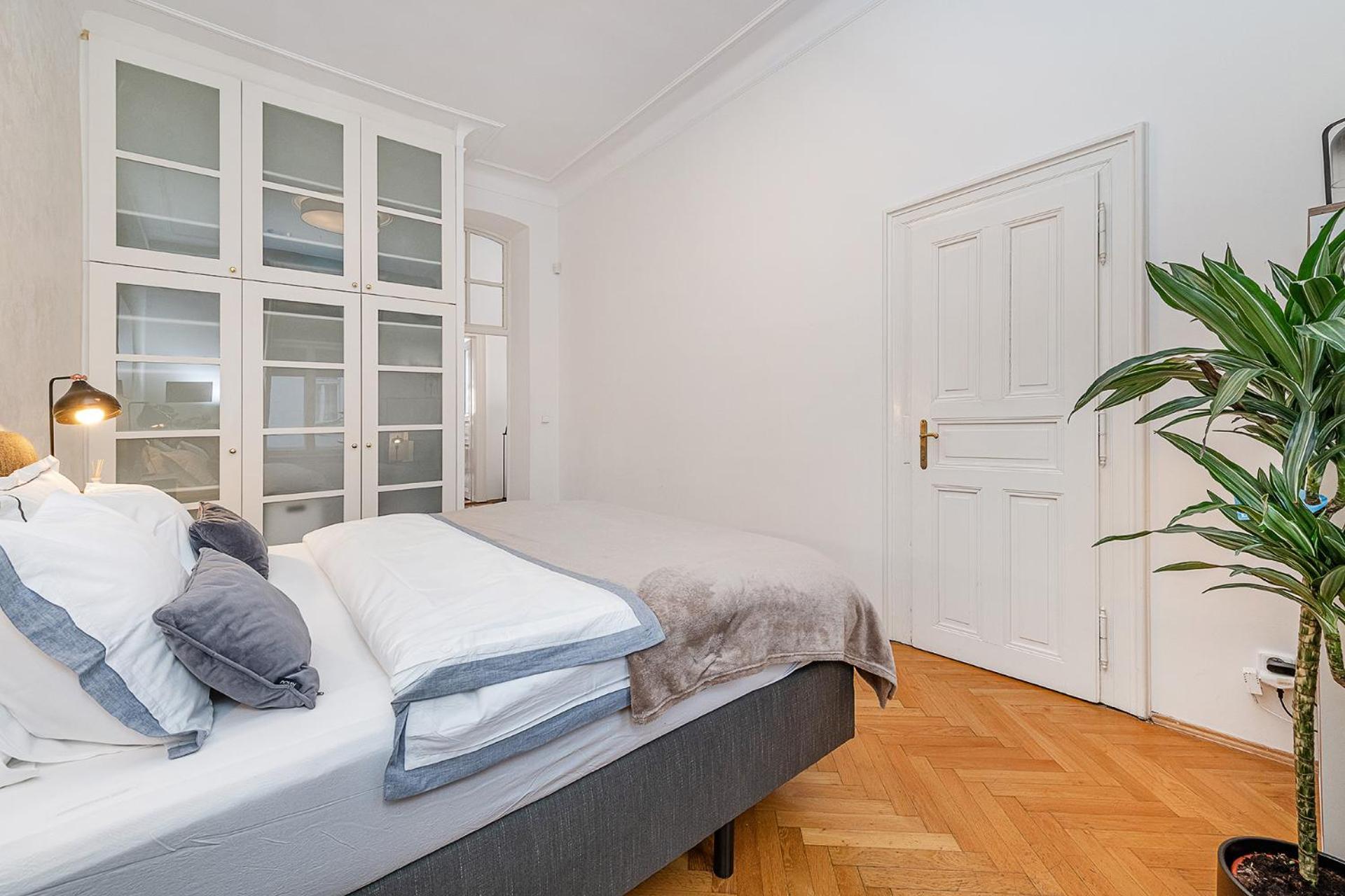 Spacious Two-bedroom In Old Town Praga