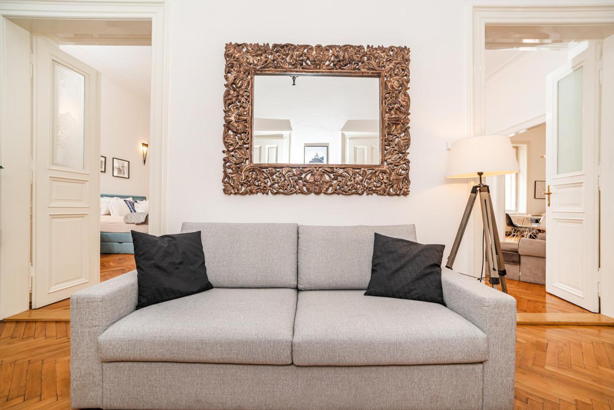 Appartamento Spacious Two-bedroom In Old Town *