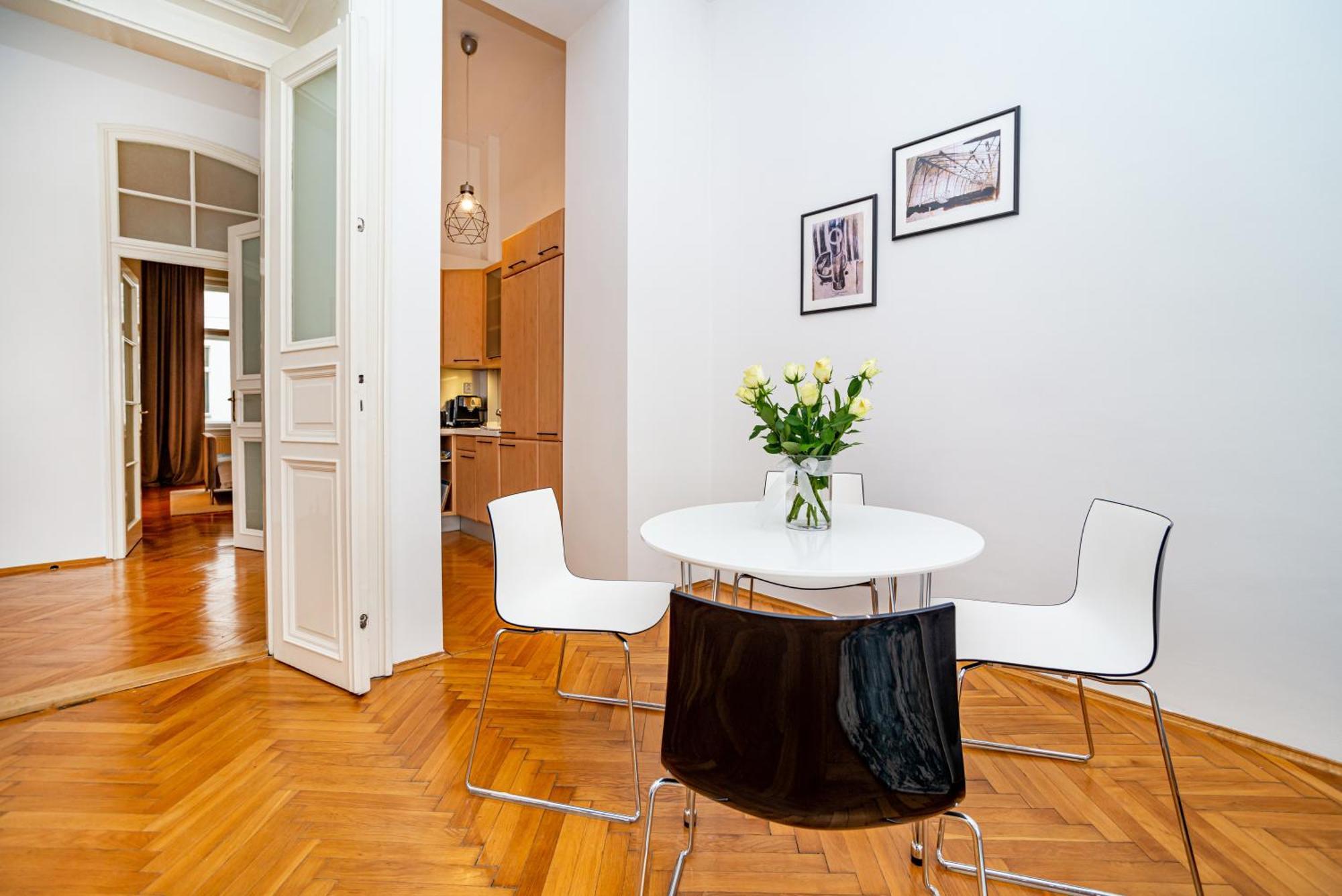 Spacious Two-bedroom In Old Town Praga