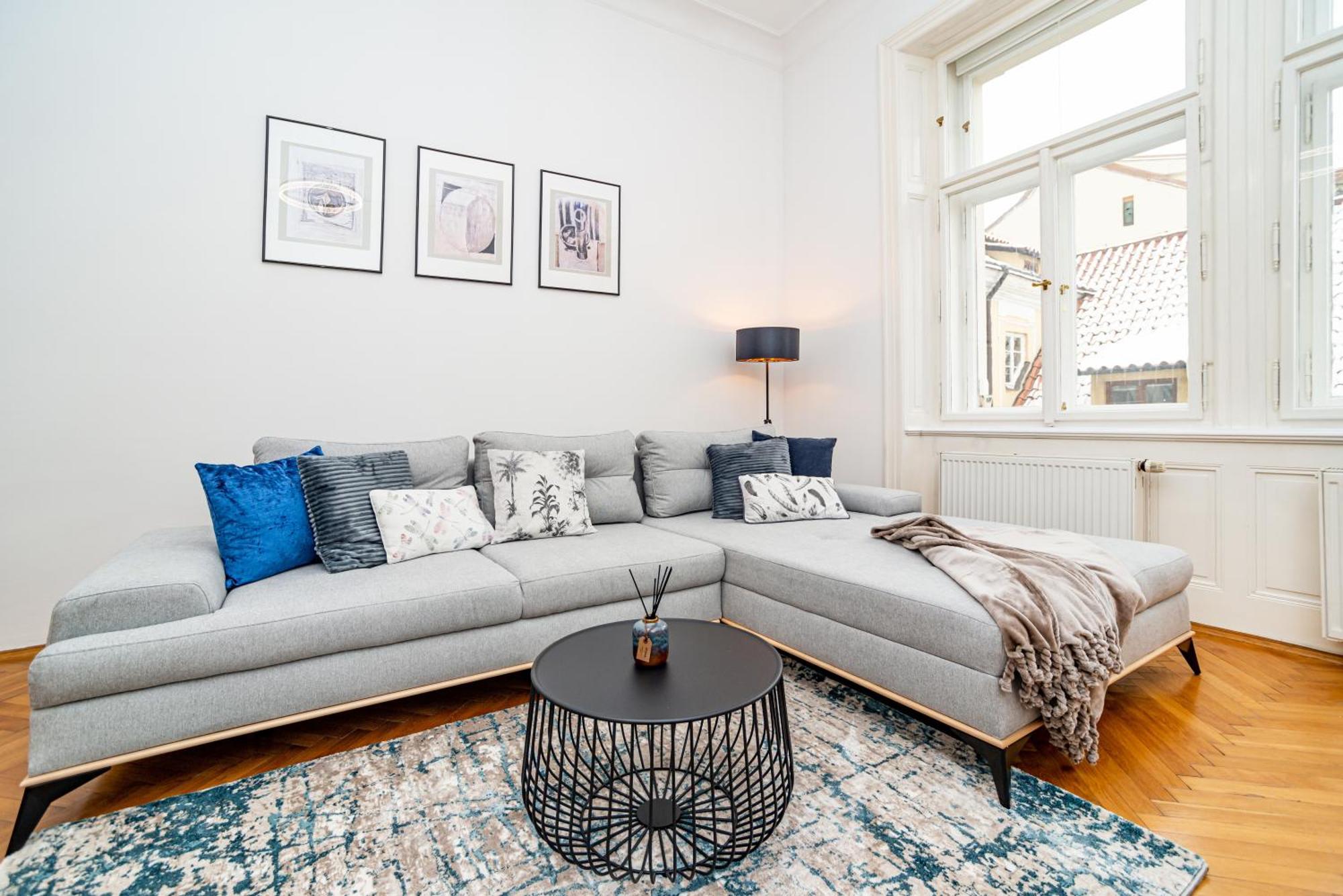 Spacious Two-bedroom In Old Town