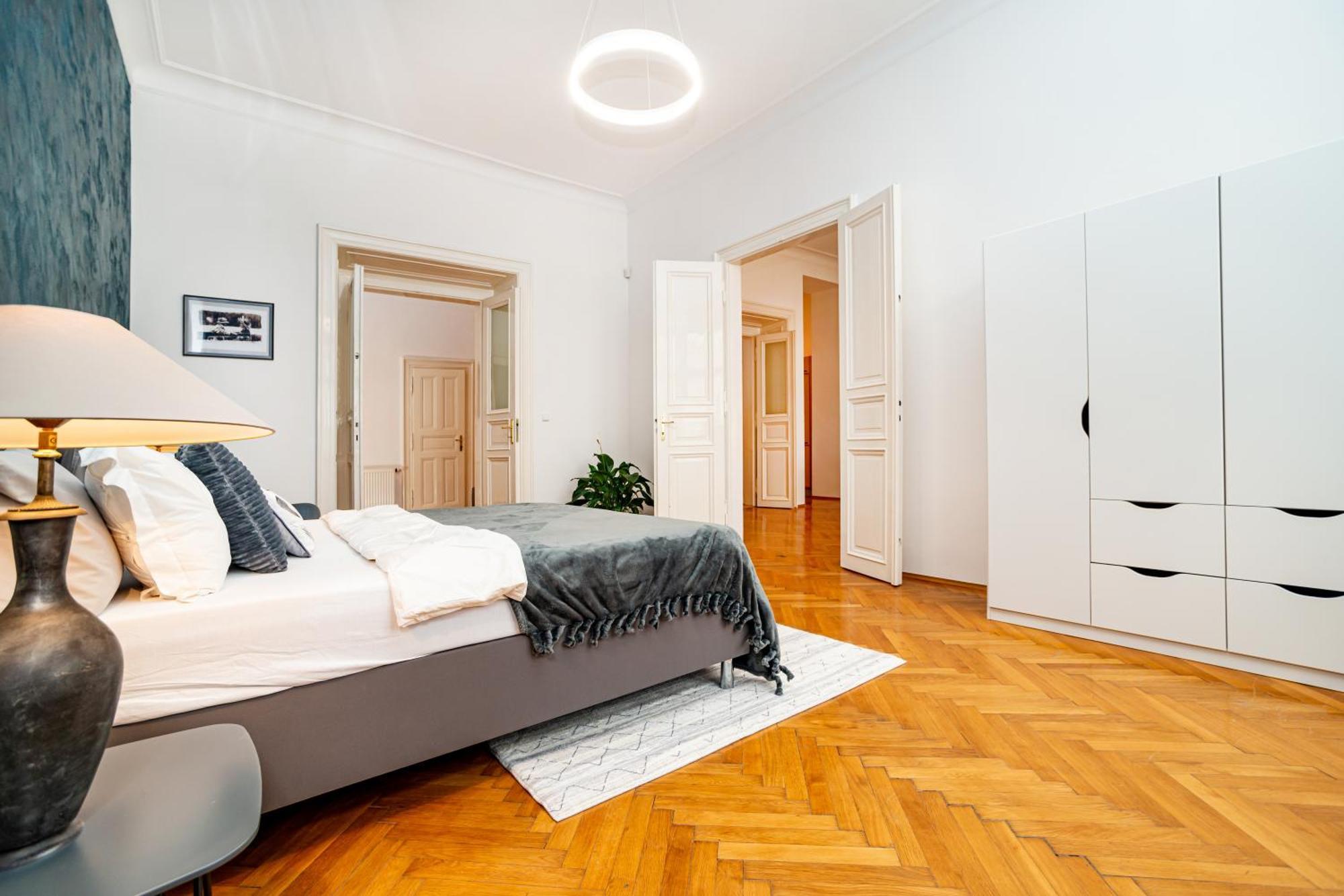 Appartamento Spacious Two-bedroom In Old Town
