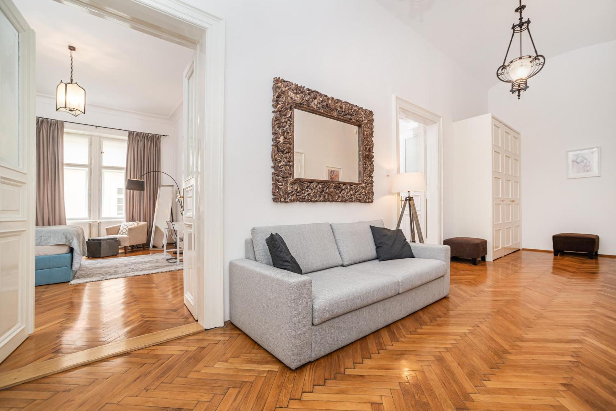 Spacious Two-bedroom In Old Town Praga