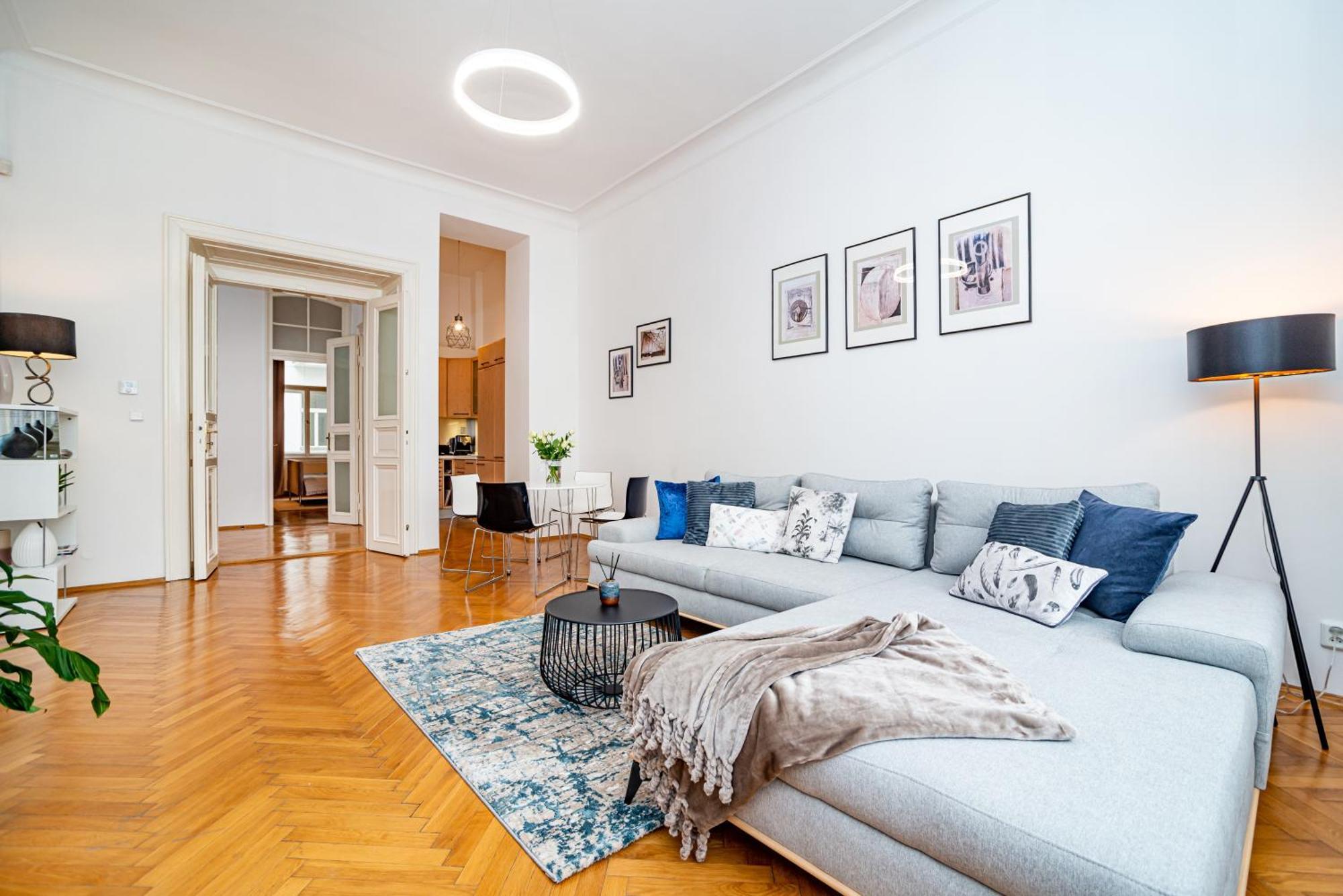 Spacious Two-bedroom In Old Town *