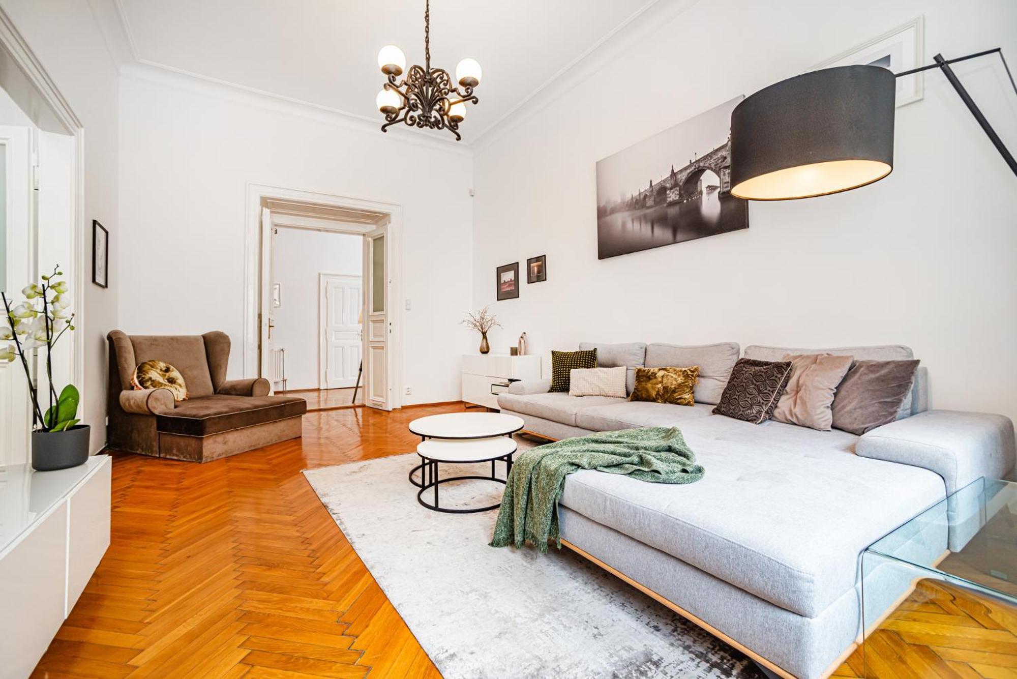 Spacious Two-bedroom In Old Town Praga