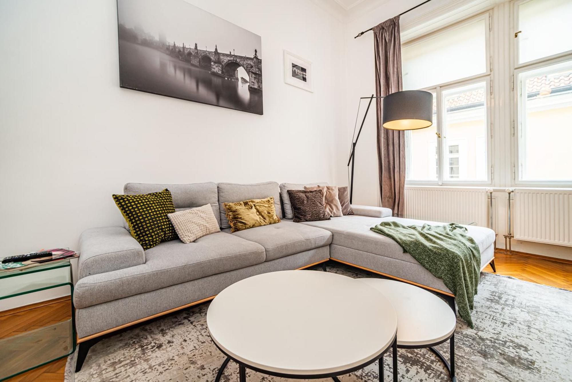Appartamento Spacious Two-bedroom In Old Town *