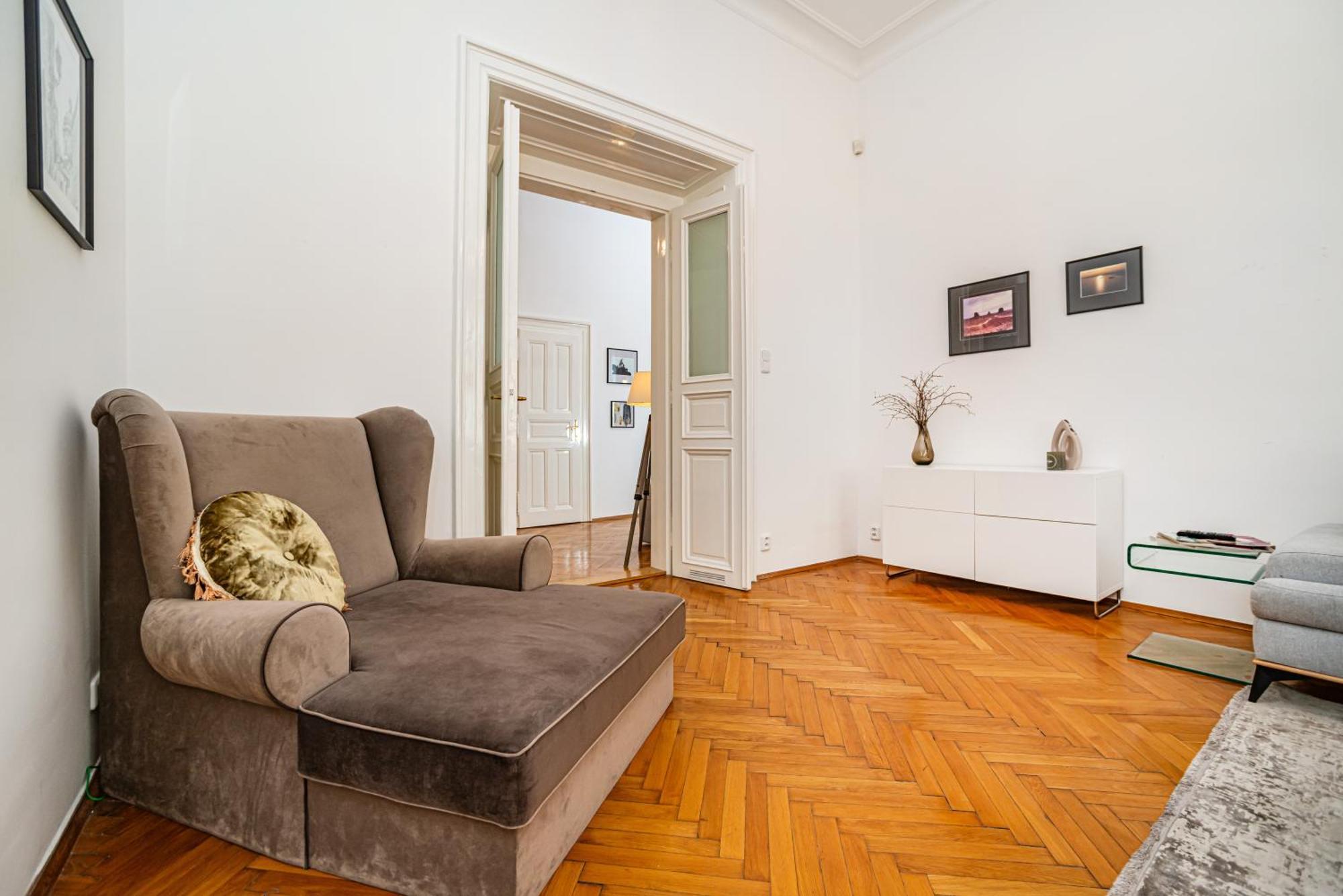 Spacious Two-bedroom In Old Town *
