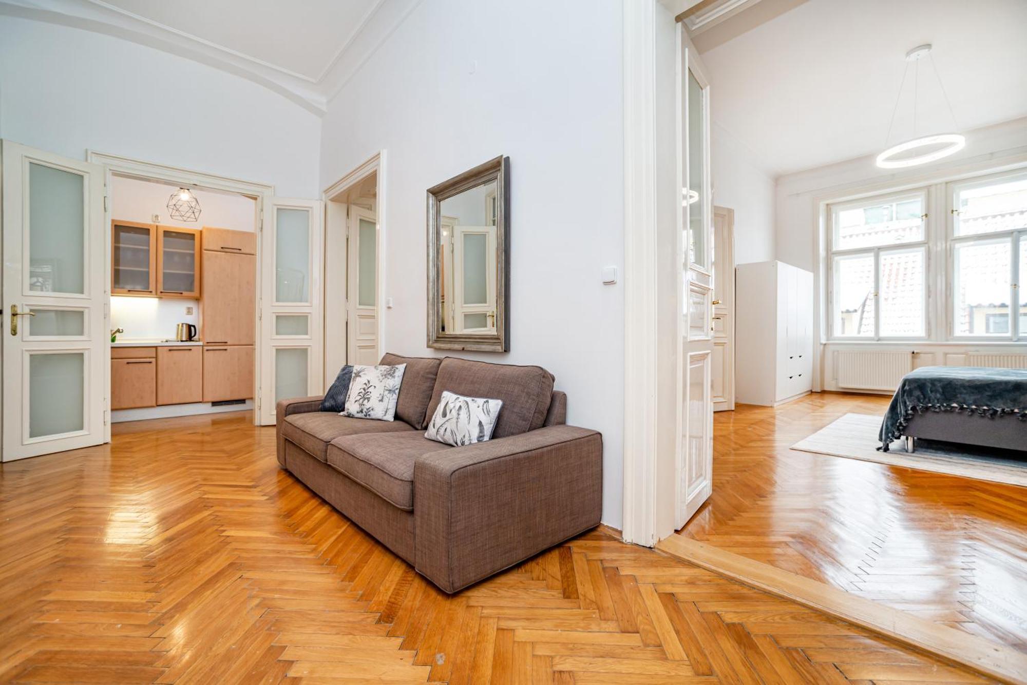 Appartamento Spacious Two-bedroom In Old Town