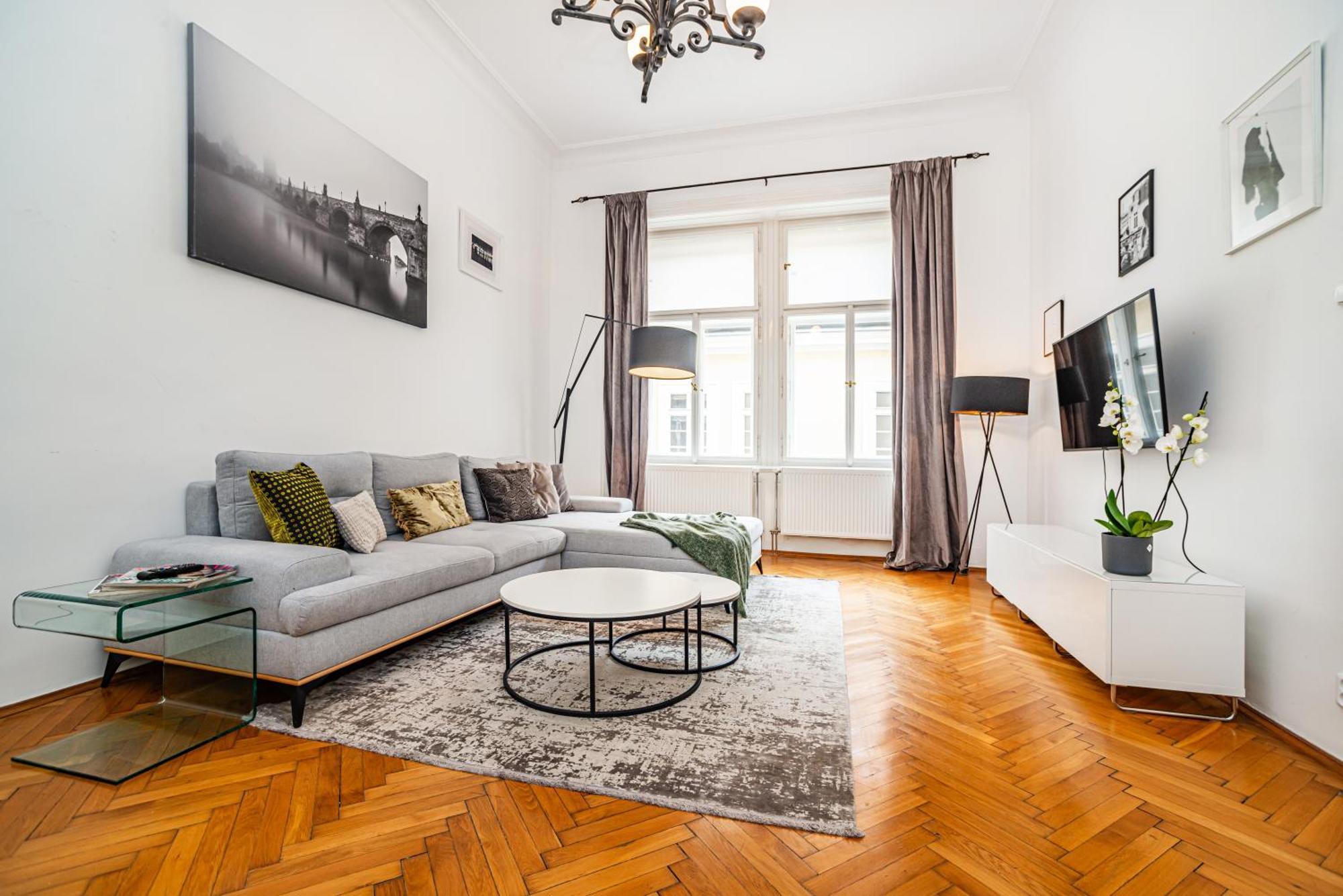 Appartamento Spacious Two-bedroom In Old Town *