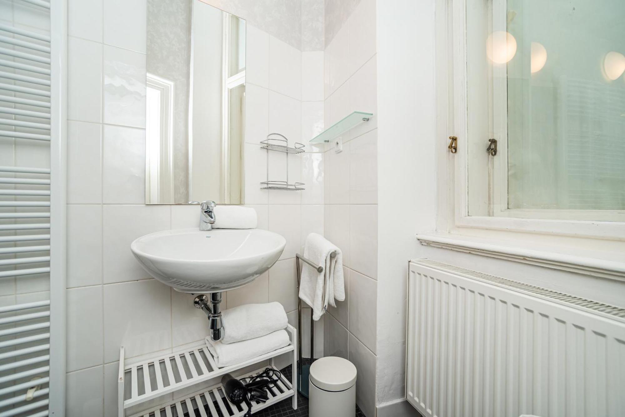 Spacious Two-bedroom In Old Town *