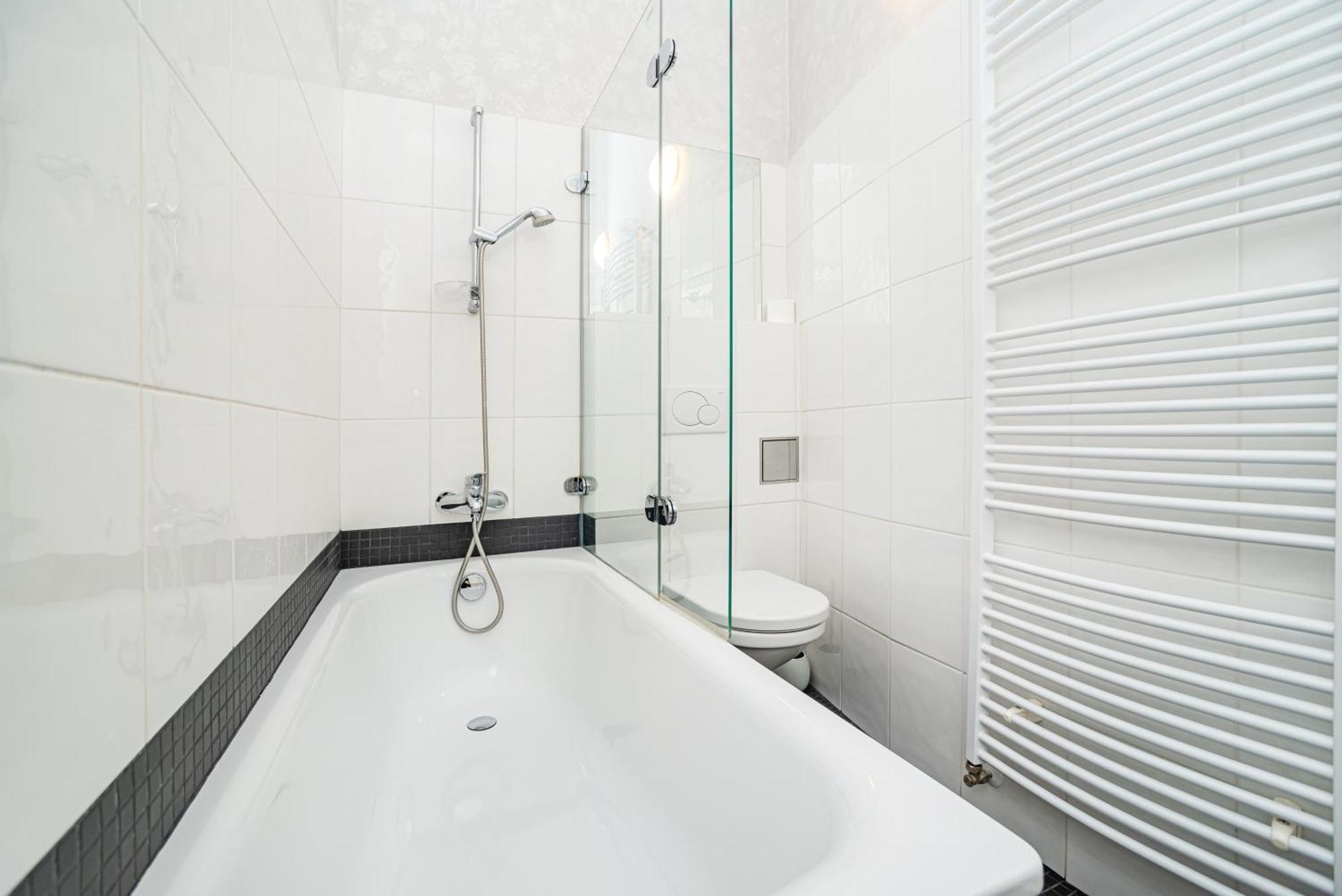 Spacious Two-bedroom In Old Town Praga