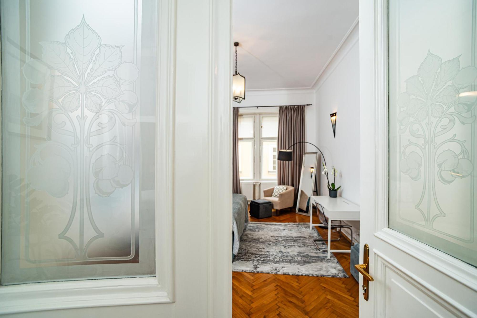 Appartamento Spacious Two-bedroom In Old Town