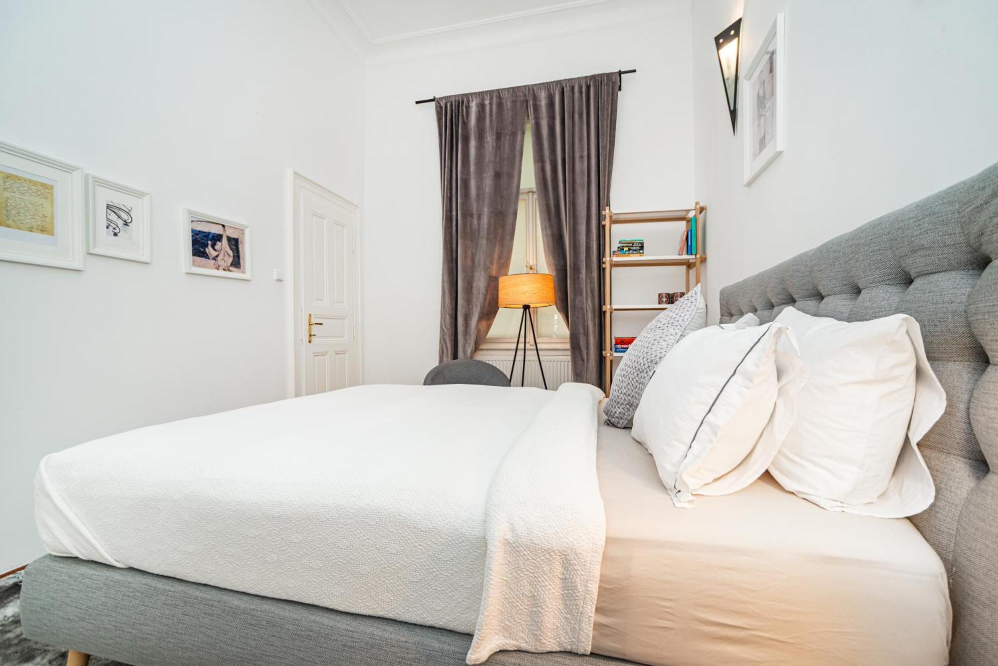 Spacious Two-bedroom In Old Town Praga