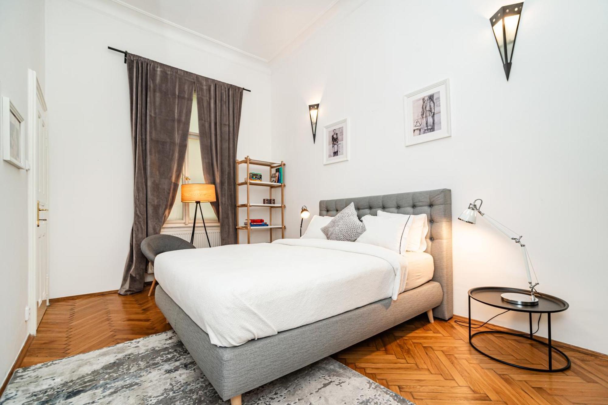Spacious Two-bedroom In Old Town *